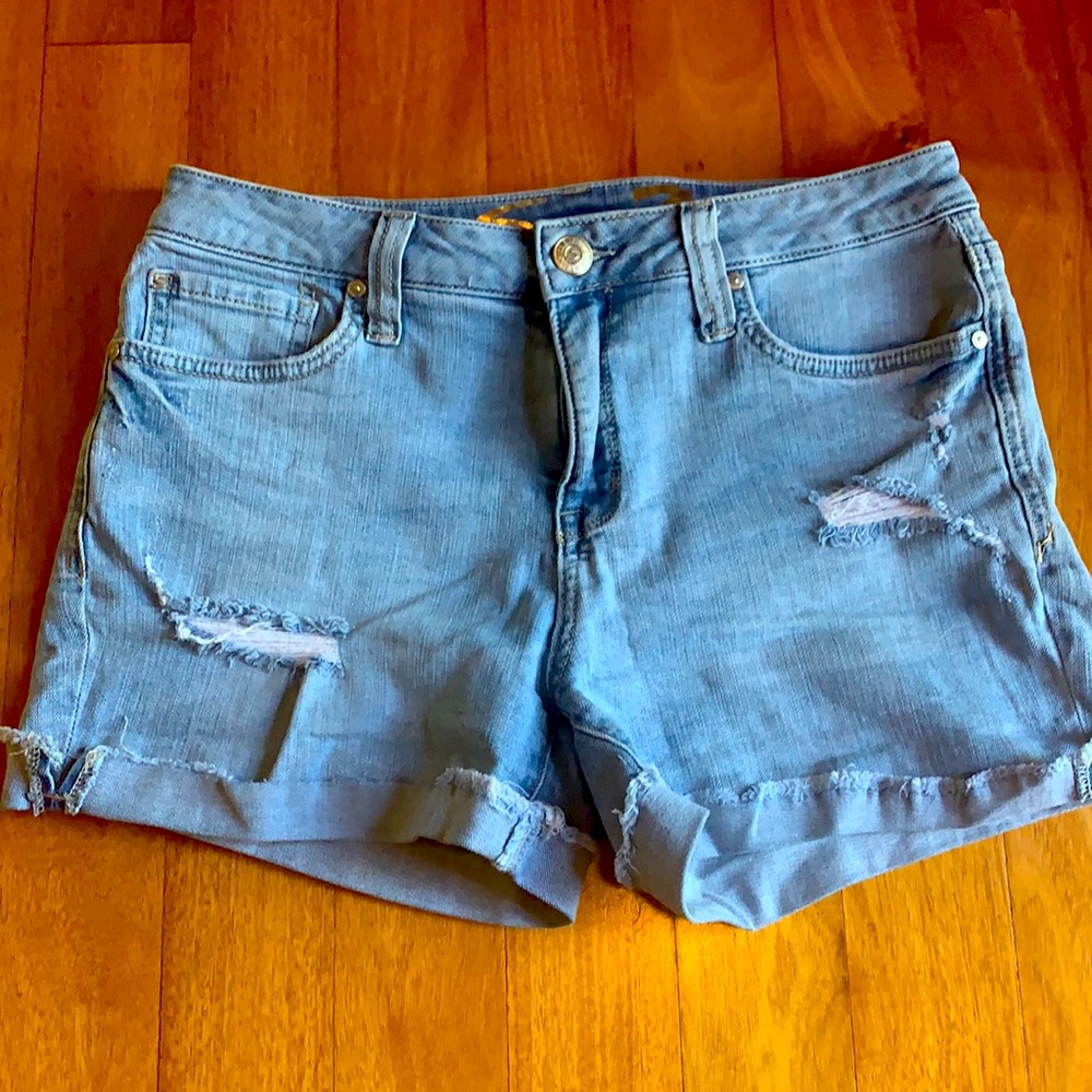 Seven 7 Ripped short jeans (Size 6)